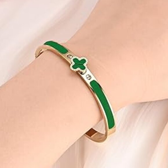 Neiman Marcus Emerald Green 18K Gold Plated Clover Clic Clac Bracelet - Picture 4 of 4